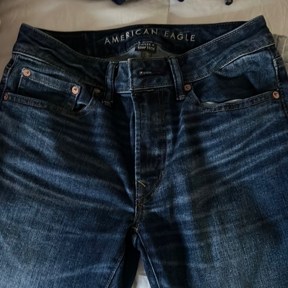 American Eagle jeans size 28 x 30 in excellent condition, barely used.